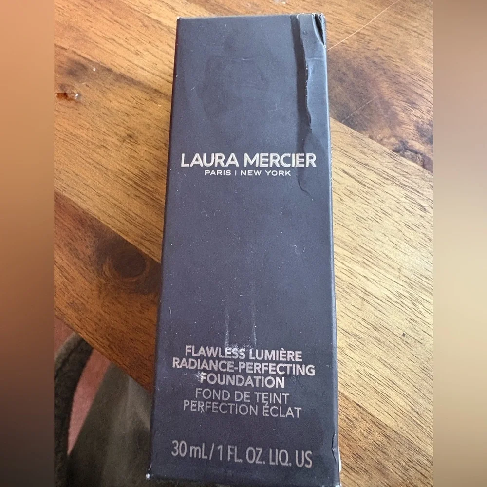 Laura Mercier Flawless Lumière Foundation - Linen 2N2